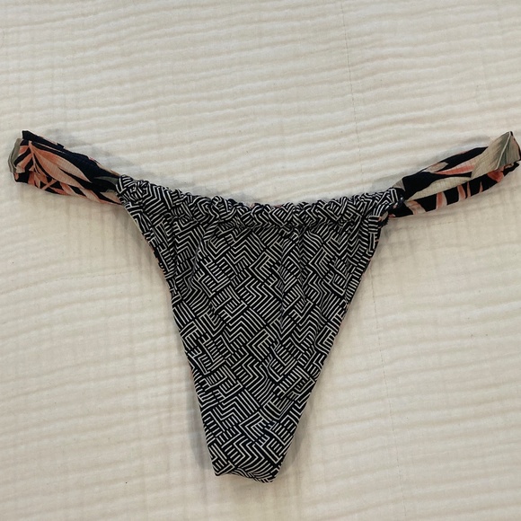 Rip curl size small reversible bikini bottom. Black and white geometric, floral - Picture 4 of 5